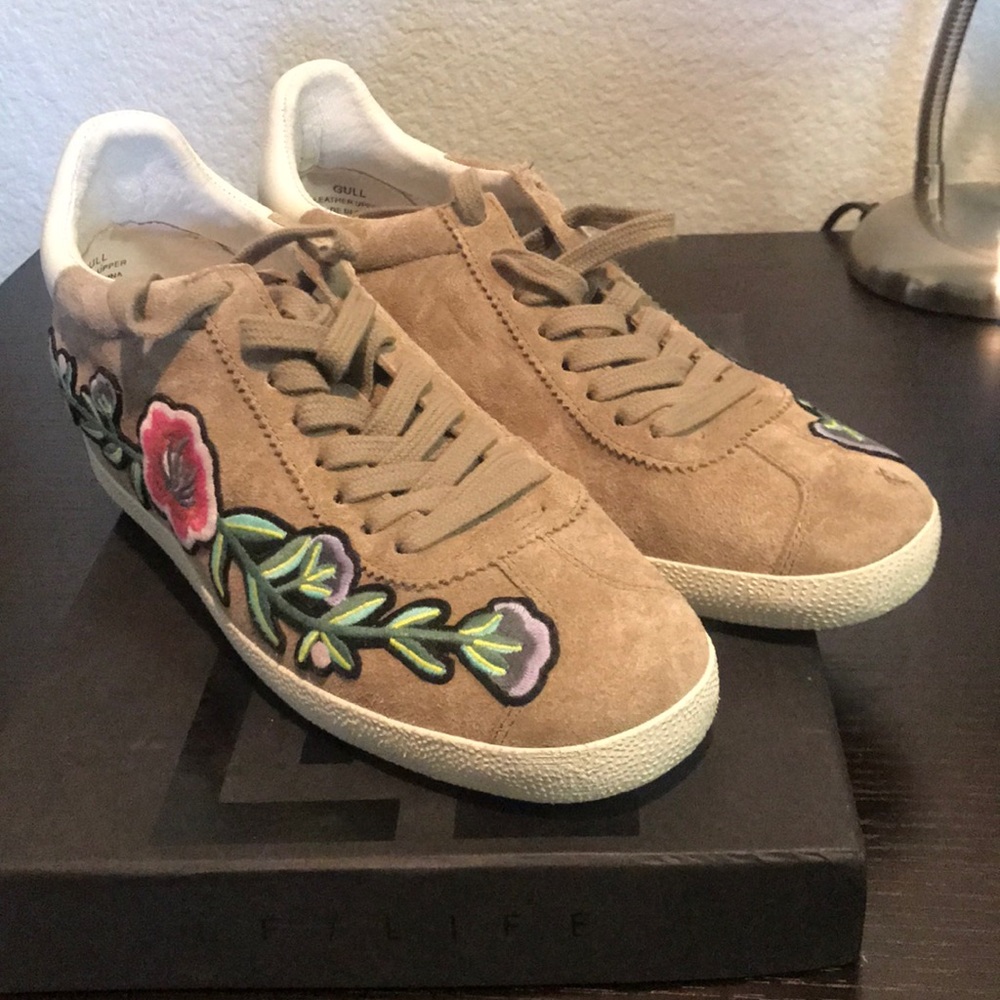Shoes - Picture 3 of 4